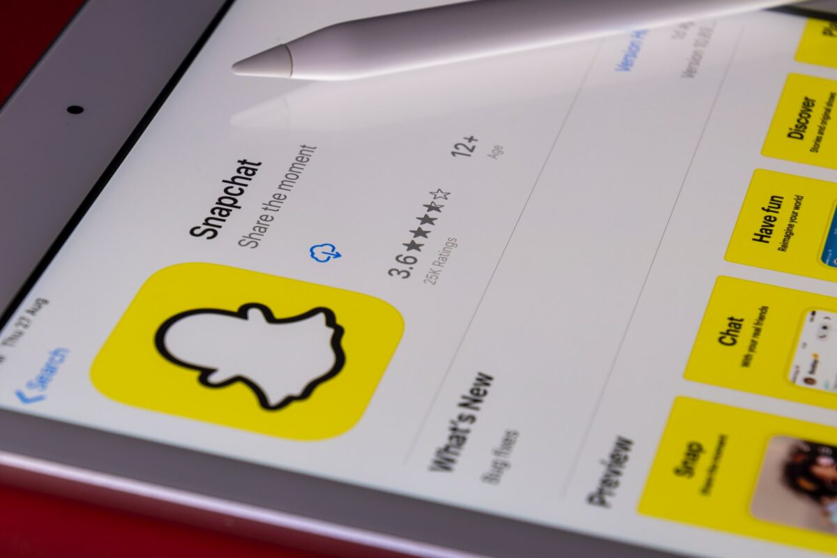 How does live location work on Snapchat?