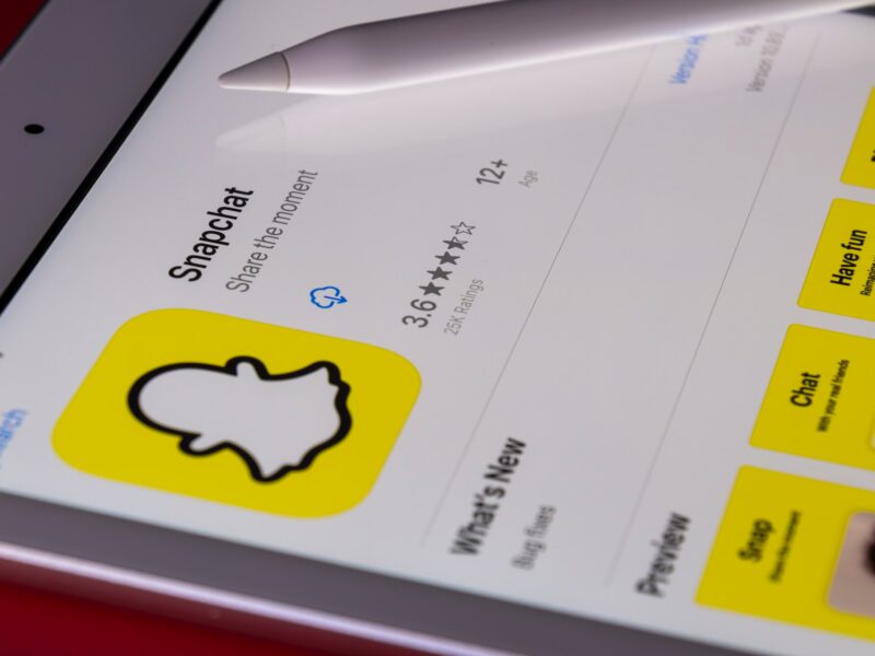 How does live location work on Snapchat?